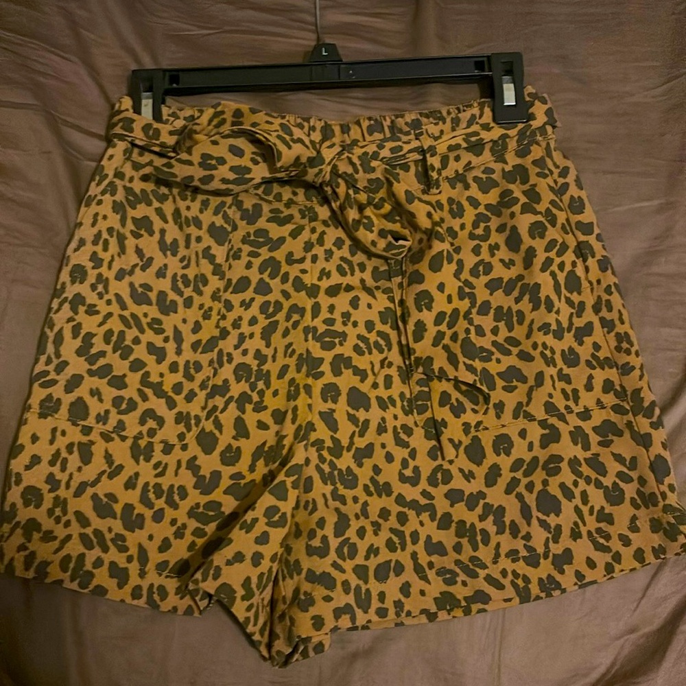 lady’s shorts animal print size xs